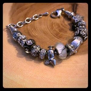 Stunning charm bracelet! Very attractive 🤩